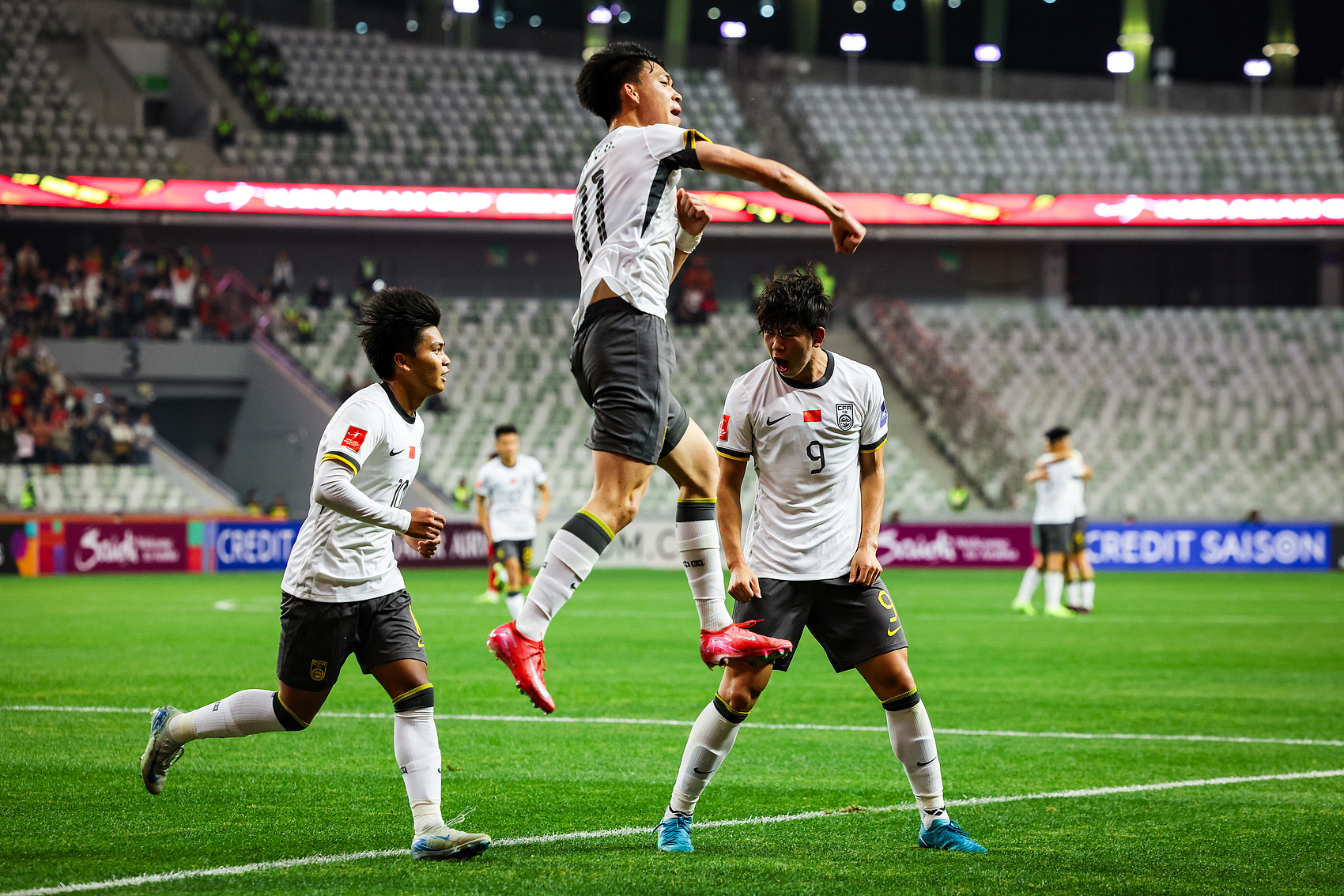  全面壓制！國青半場控球率高達7成，射門比9-3，造對方3張黃牌