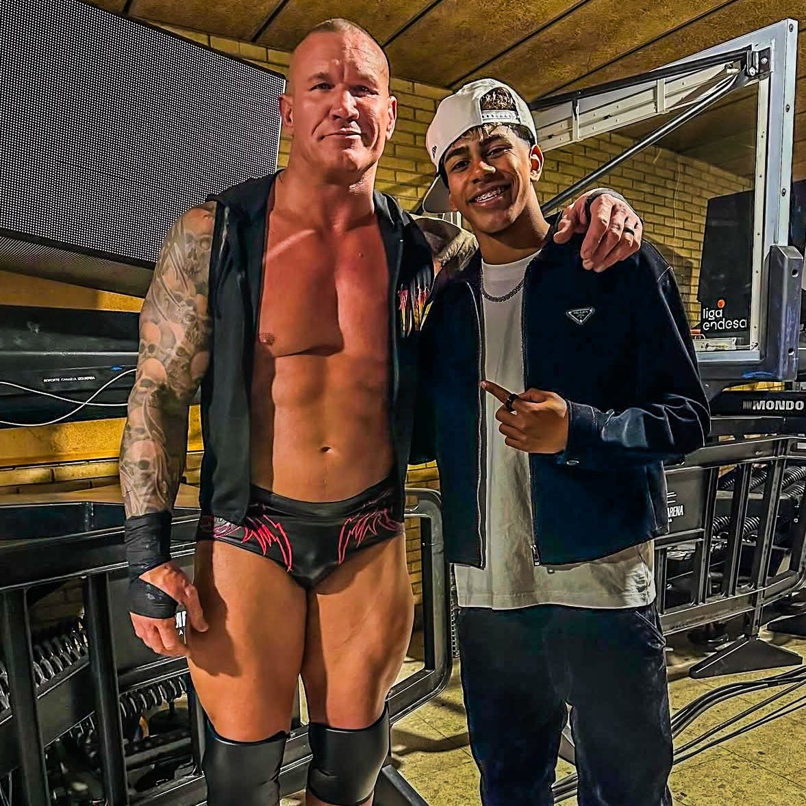 小心RKO！亞馬爾現(xiàn)場觀戰(zhàn)WWE，和奧爾頓、Triple H等合影