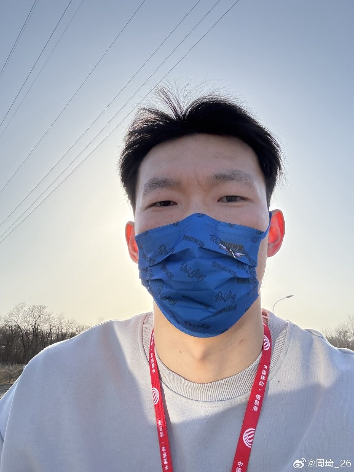  悠閑！周琦騎京牌電動(dòng)車出行：太陽出來了 開京牌兜兜風(fēng)！