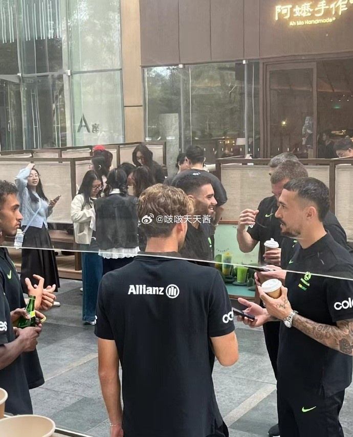  松弛感拉滿！澳大利亞隊員在杭州街頭喝奶茶