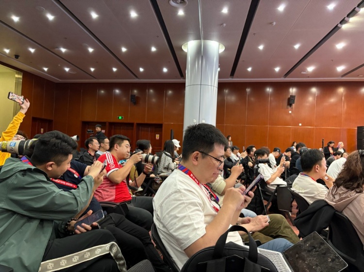  萬眾矚目！記者擠滿國足賽前新聞發(fā)布廳，賽場記者預計超300人