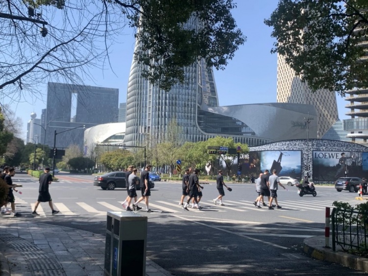  心態(tài)放松，有網(wǎng)友拍到澳大利亞隊早上在萬象城citywalk