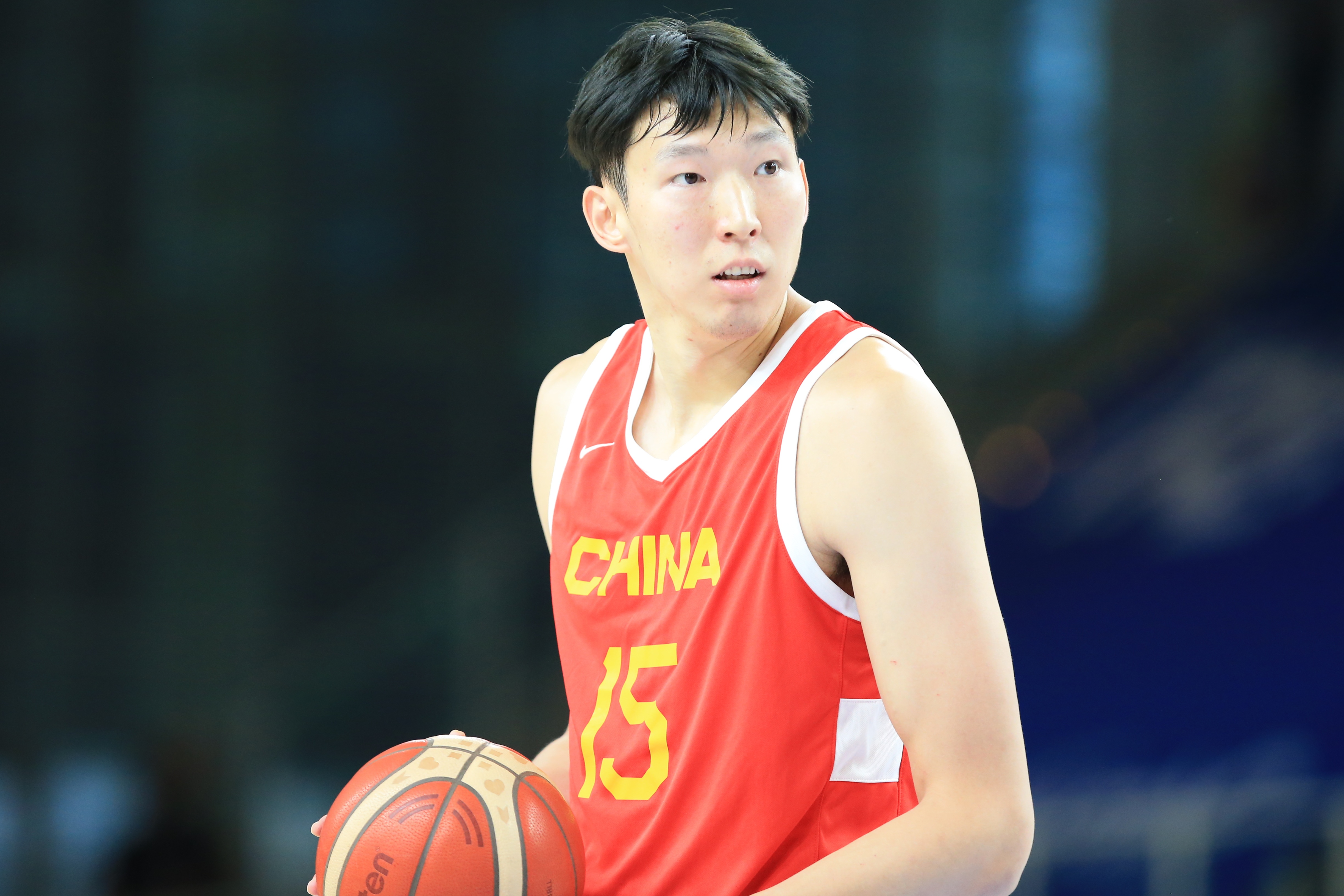  打得不錯(cuò)！周琦攻防建樹(shù) 半場(chǎng)4投2中得到5分3板1斷1帽0失誤
