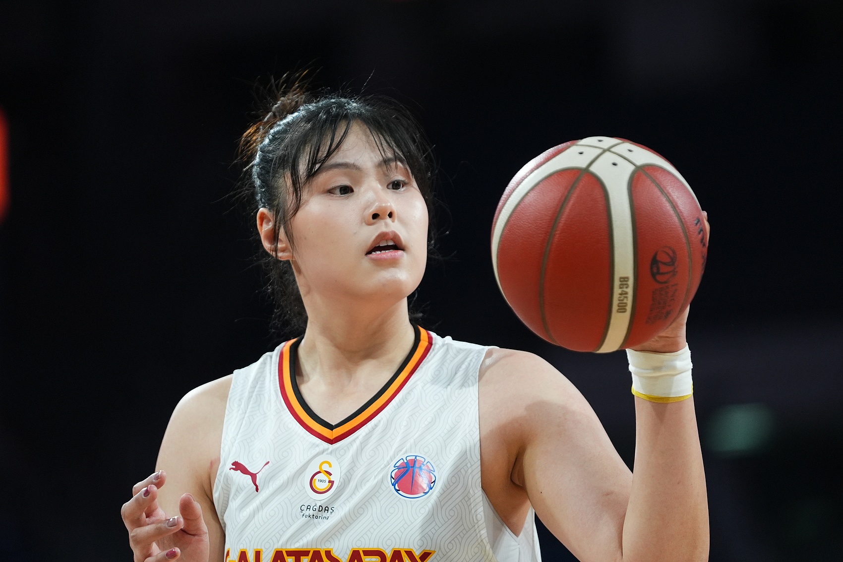  穩(wěn)定高效！李月汝9中6得到18分10板1助2斷1帽 罰球6中6