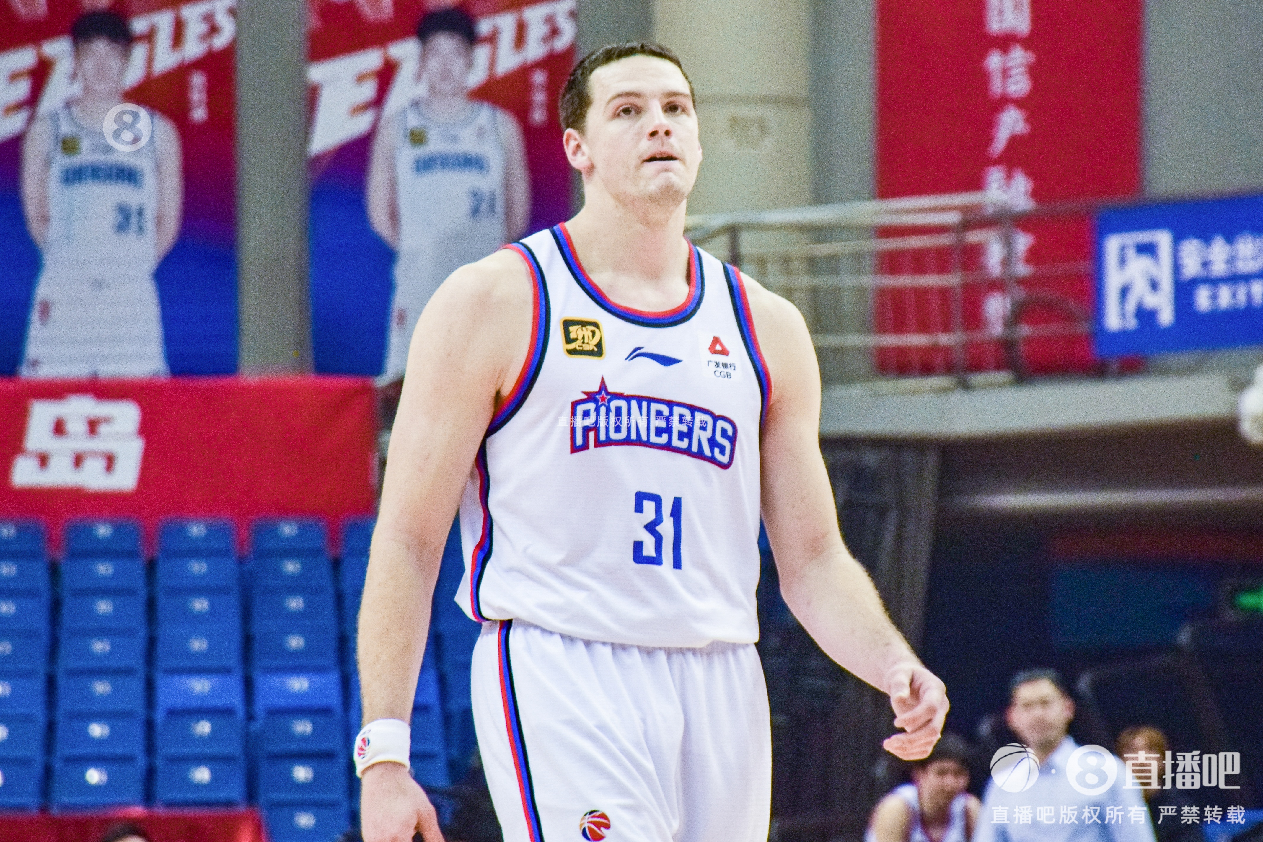  手感來遲了！大衛(wèi)-詹姆斯19中7&三分10中4拿到18分15籃板