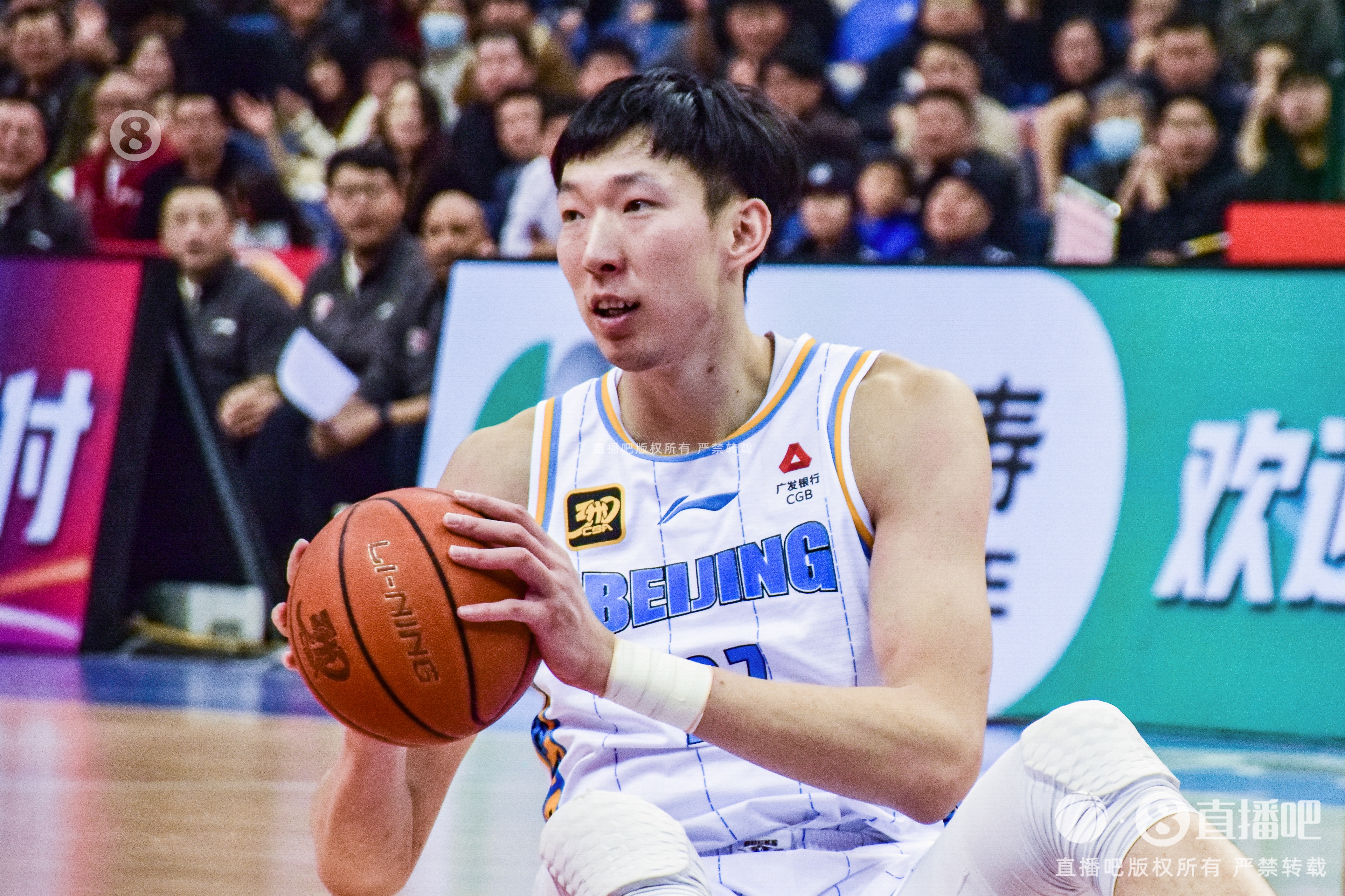  定海神針！周琦內(nèi)線攻防在線 半場6中5貢獻(xiàn)12分6籃板2蓋帽